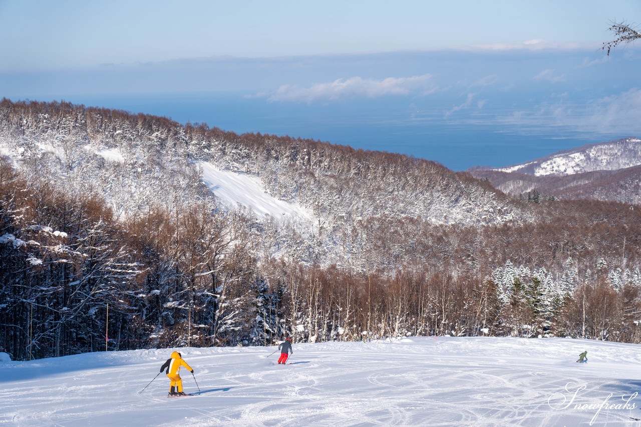 小樽天狗山スキー場　大雲海発生！息を吞む絶景とドライパウダー。北海道の雪山の魅力が詰まったローカルゲレンデを滑る！
